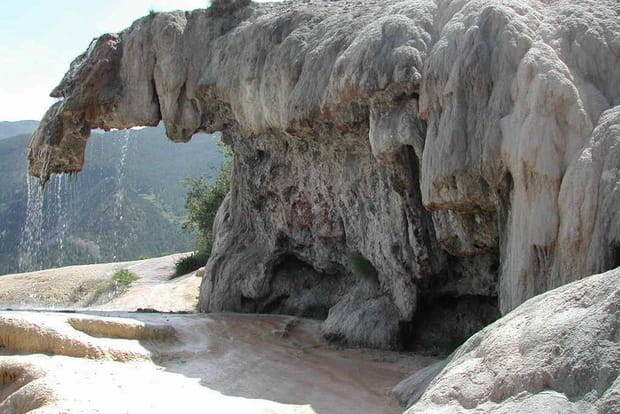 La fontaine pétrifiante de Réotier en Hautes-Alpes