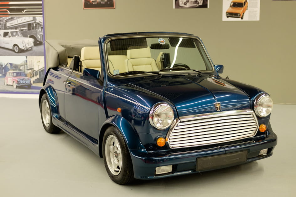 Une Rover Mini Cabriolet pr&eacute;sente