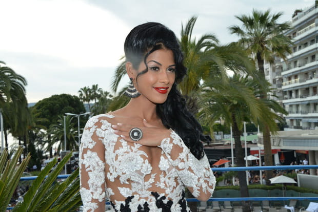 Ayem : une poitrine généreuse