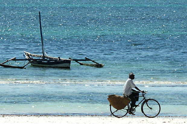 Le cycliste au bord de l'eau
