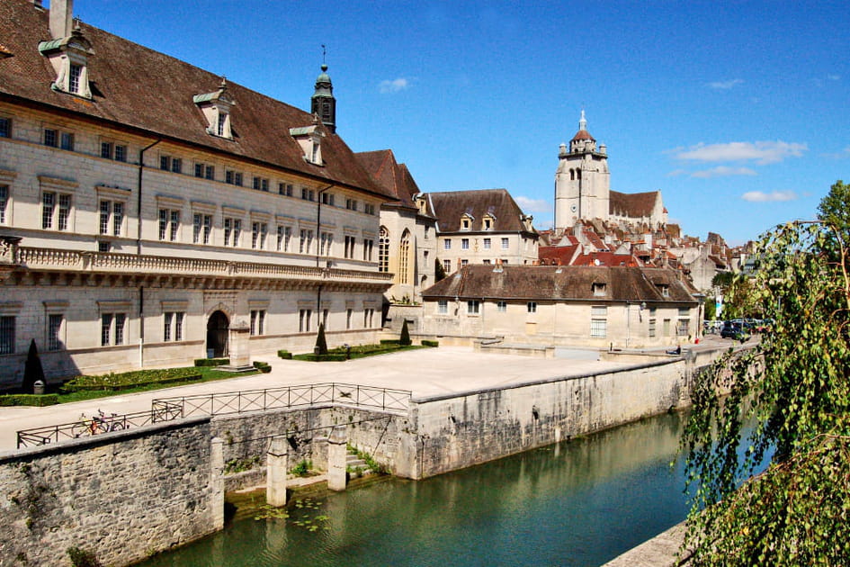 L'H&ocirc;tel Dieu de Dole, embl&eacute;matique de l'architecture de la Renaissance franc-comtoise