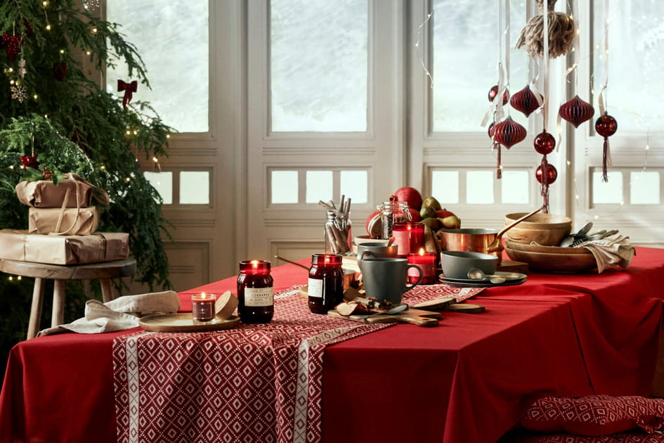 Une table de f&ecirc;te rouge