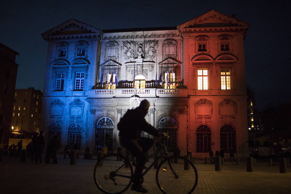 H&ocirc;tel de ville illumin&eacute; &agrave; Marseille