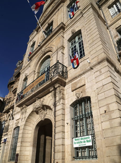 Installer des&nbsp;cr&egrave;ches dans&nbsp;l&rsquo;ensemble des&nbsp;b&acirc;timents de&nbsp;la&nbsp;r&eacute;gion&nbsp;&agrave;&nbsp;No&euml;l (Marion Le Pen)