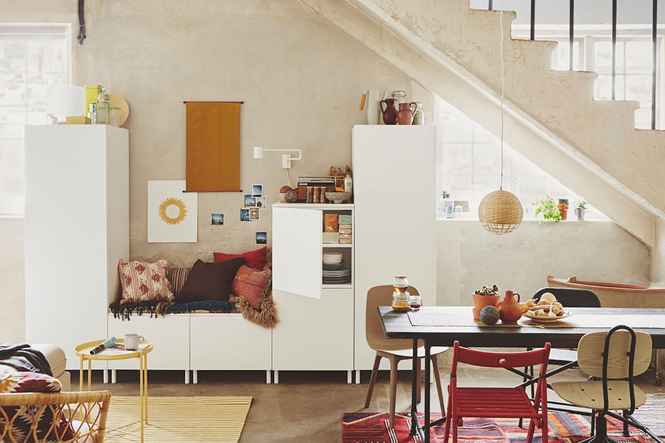 Une banquette au sein d'un meuble de rangement