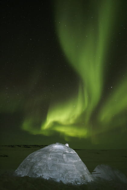 Igloo sous les aurores
