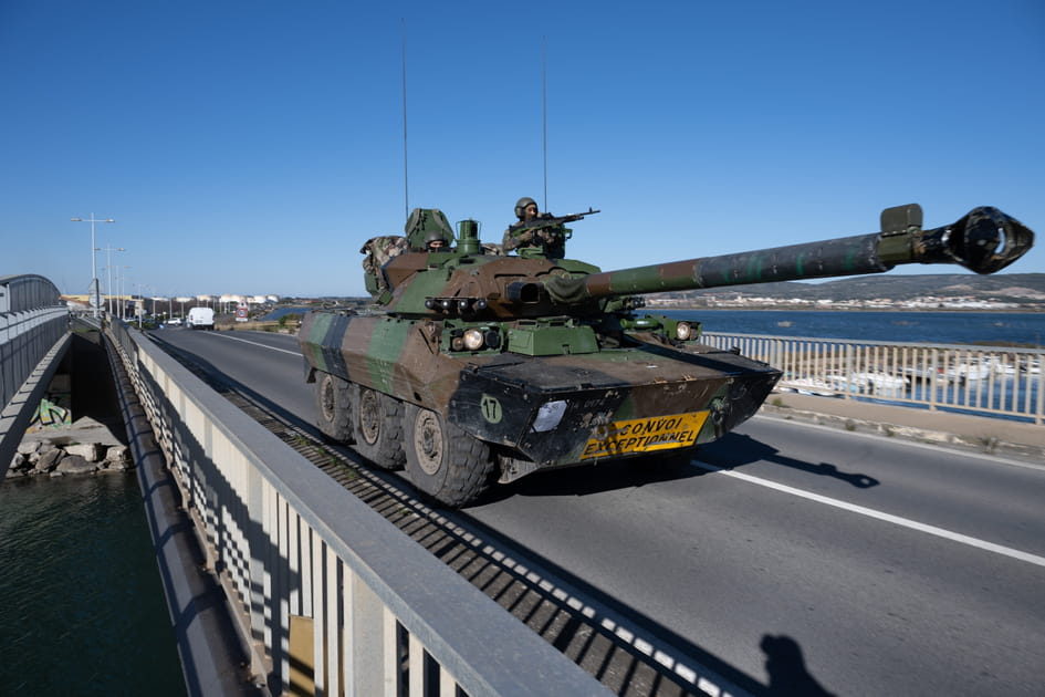 Des chars de l'arm&eacute;e s&eacute;curisent le d&eacute;barquement sur les plages