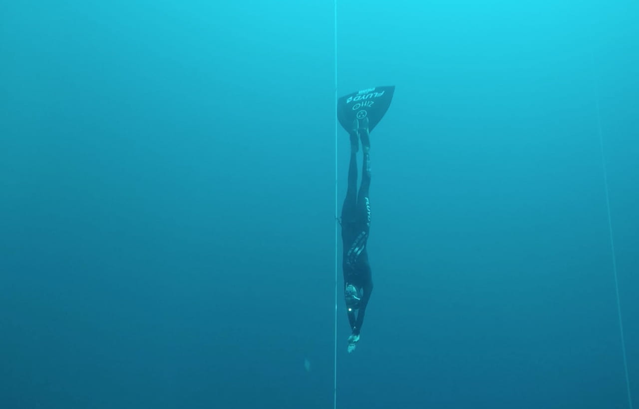 Il reste 29 minutes sous l'eau sans respirer et n'a 
