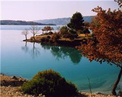une vue du lac de sainte-croix.