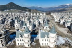 580 châteaux et pas un seul habitant : cette ville fantôme semble sortie d'un dessin animé
