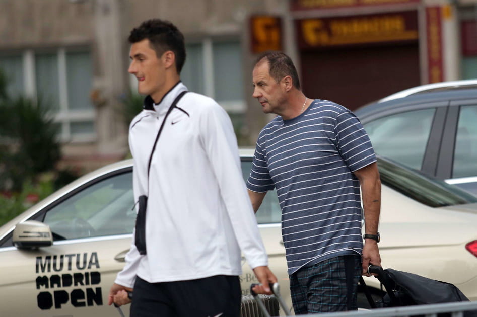 Le p&egrave;re de Bernard Tomic frappe un&nbsp;sparring-partner