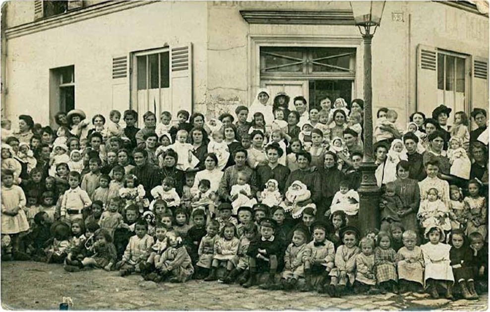 Groupe de femmes et d'enfants