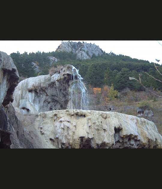 La fontaine p&eacute;trifiante de R&eacute;otier