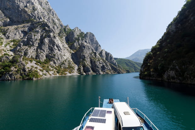 Lac de Koman en Albanie