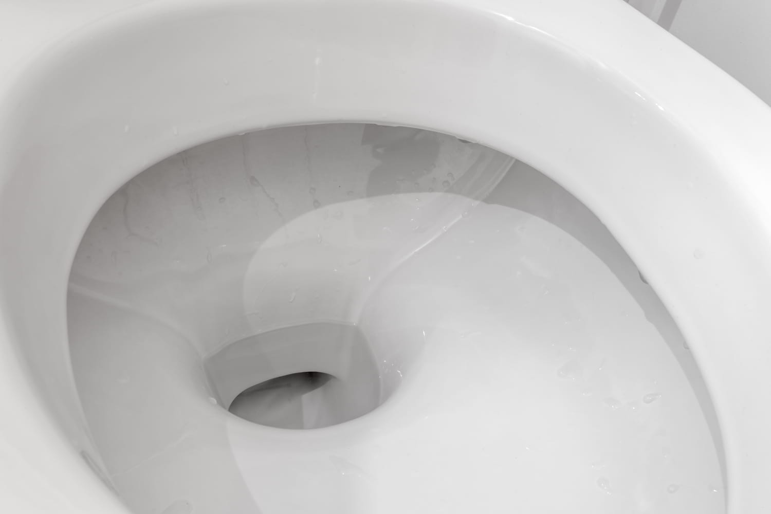 Comment éliminer le calcaire des toilettes et surtout empêcher qu'il ne réapparaisse ?