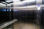 Les miroirs dans les ascenseurs ne sont pas là pour se refaire une beauté : il y a une raison plus importante