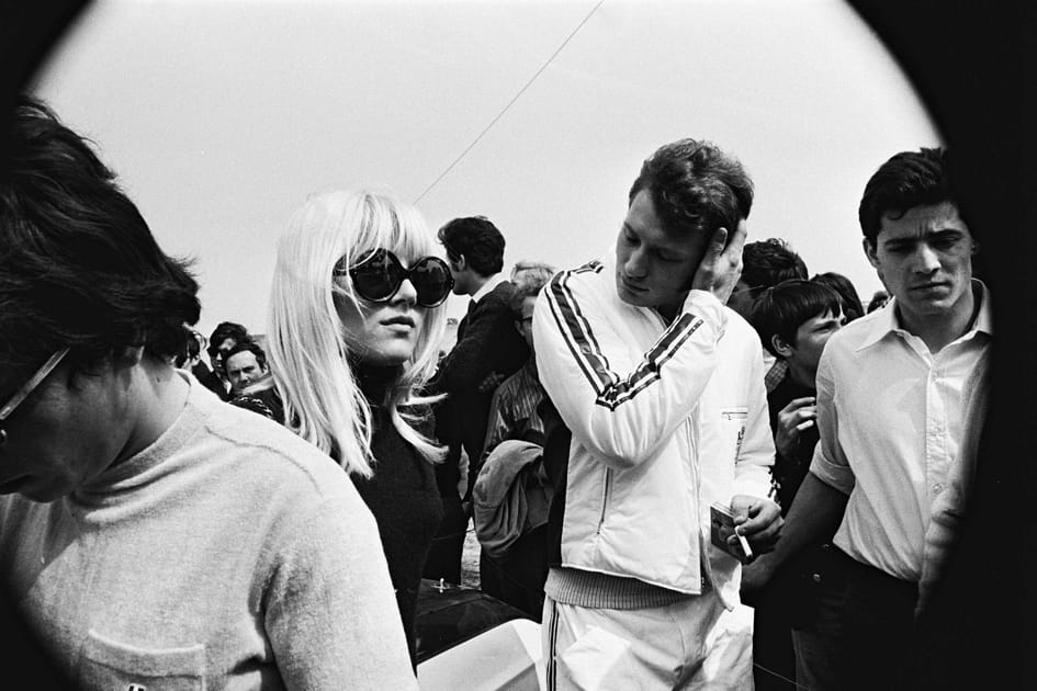 En tenue de pilote avec Sylvie Vartan