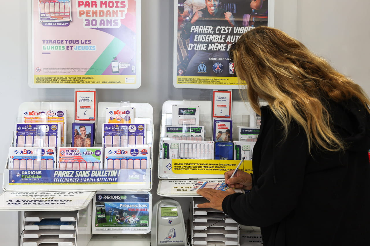 Un inconnu l'incite à jouer au Loto pour la première fois de sa vie, elle devient millionnaire