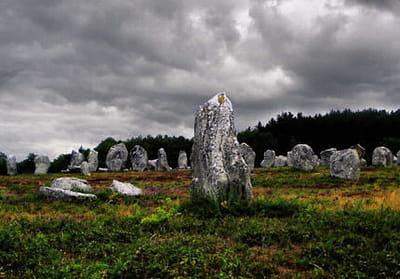 la bretagne abrite de nombreux menhirs.