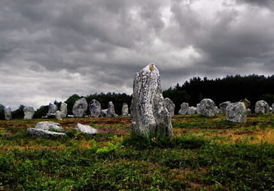 la bretagne abrite de nombreux menhirs. 