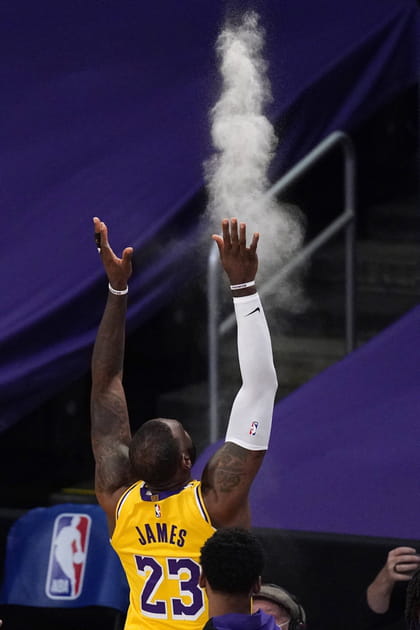 LeBron James&nbsp;: &quot;powder toss&quot;, son rituel d'avant match