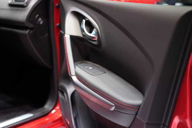 L'intérieur des portes est en plastique dur