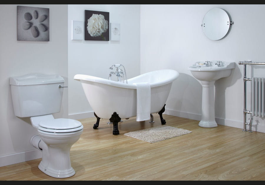 Une salle de bains n&eacute;o-classique
