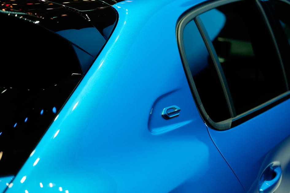 Un logo &quot;e&quot; &agrave; l'arri&egrave;re de la voiture