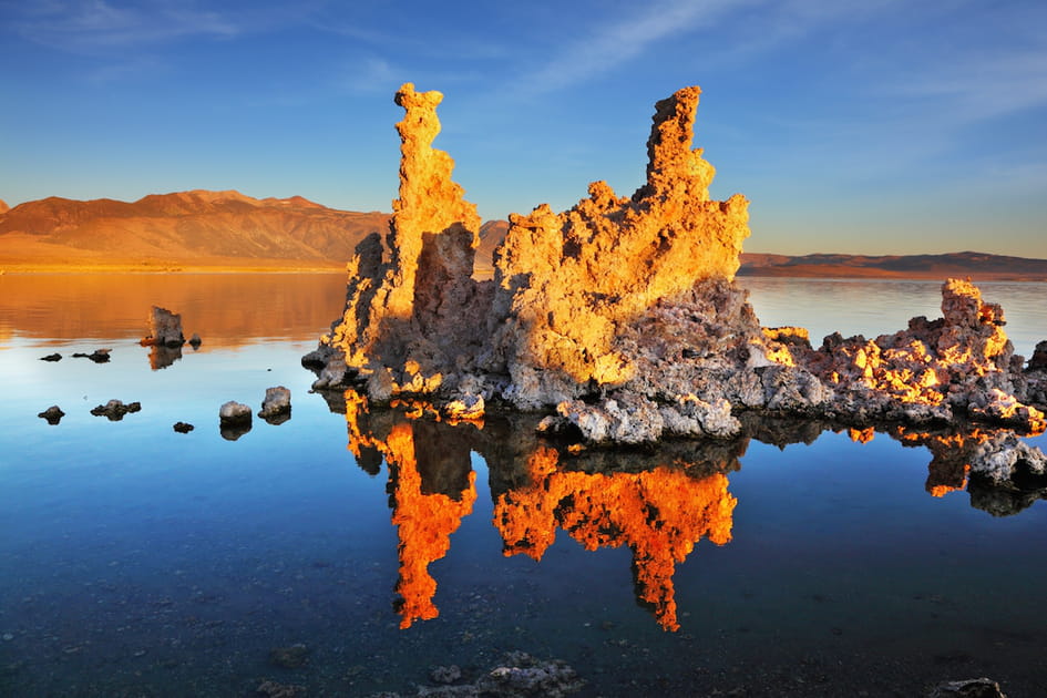 Le lac Mono et ses chemin&eacute;es calcaires