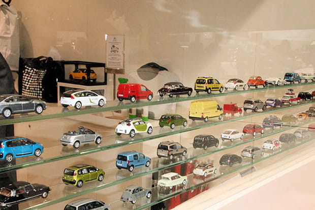 Embouteillage de voitures miniatures