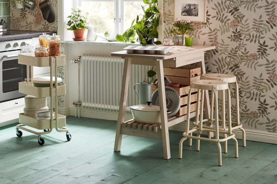 Une desserte et des tabourets