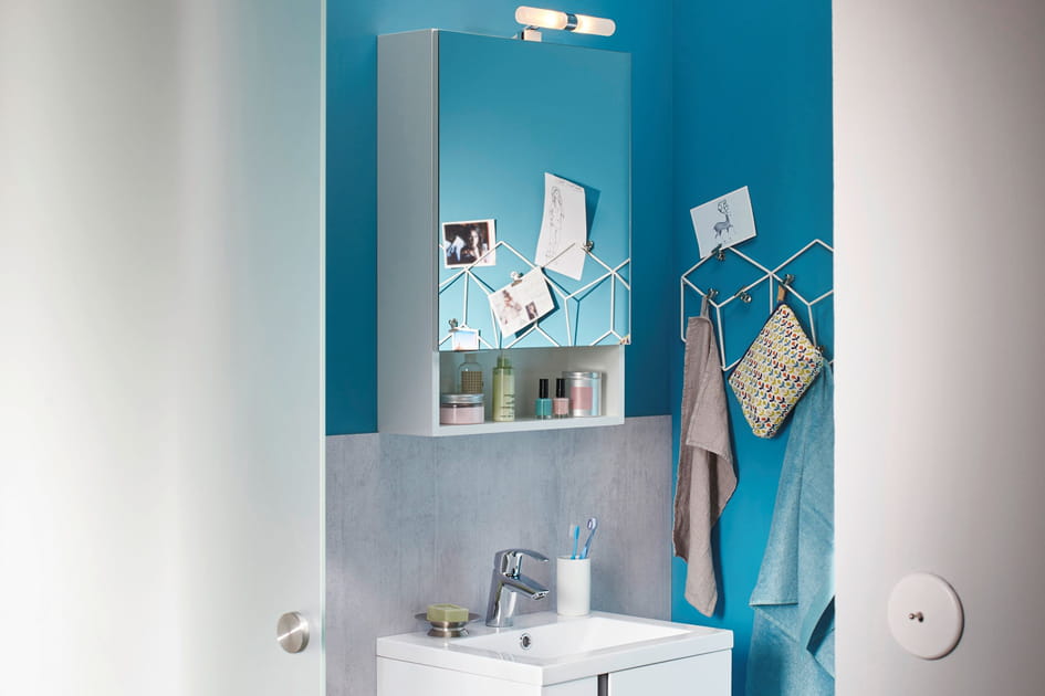 Un miroir avec des rangements