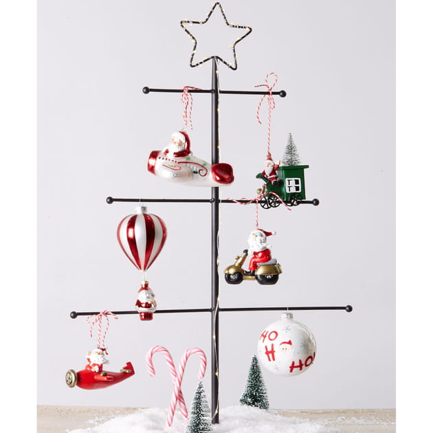 Un sapin de No&euml;l fait sur un support en m&eacute;tal
