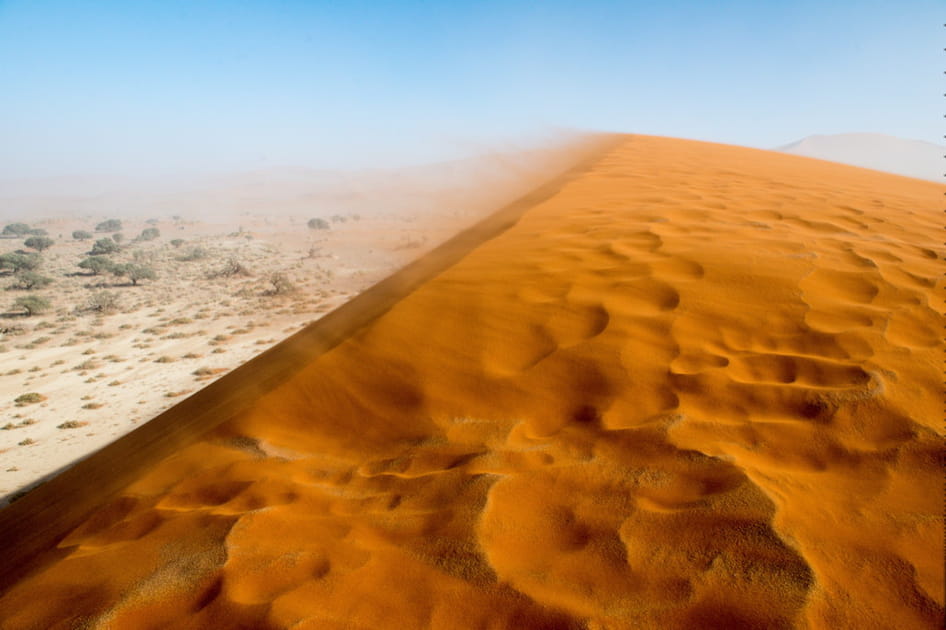 La cr&ecirc;te d'une dune en Namibie