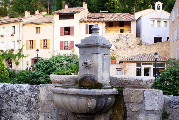 Moustiers-Sainte-Marie, en amphithéâtre au creux des collines provençales