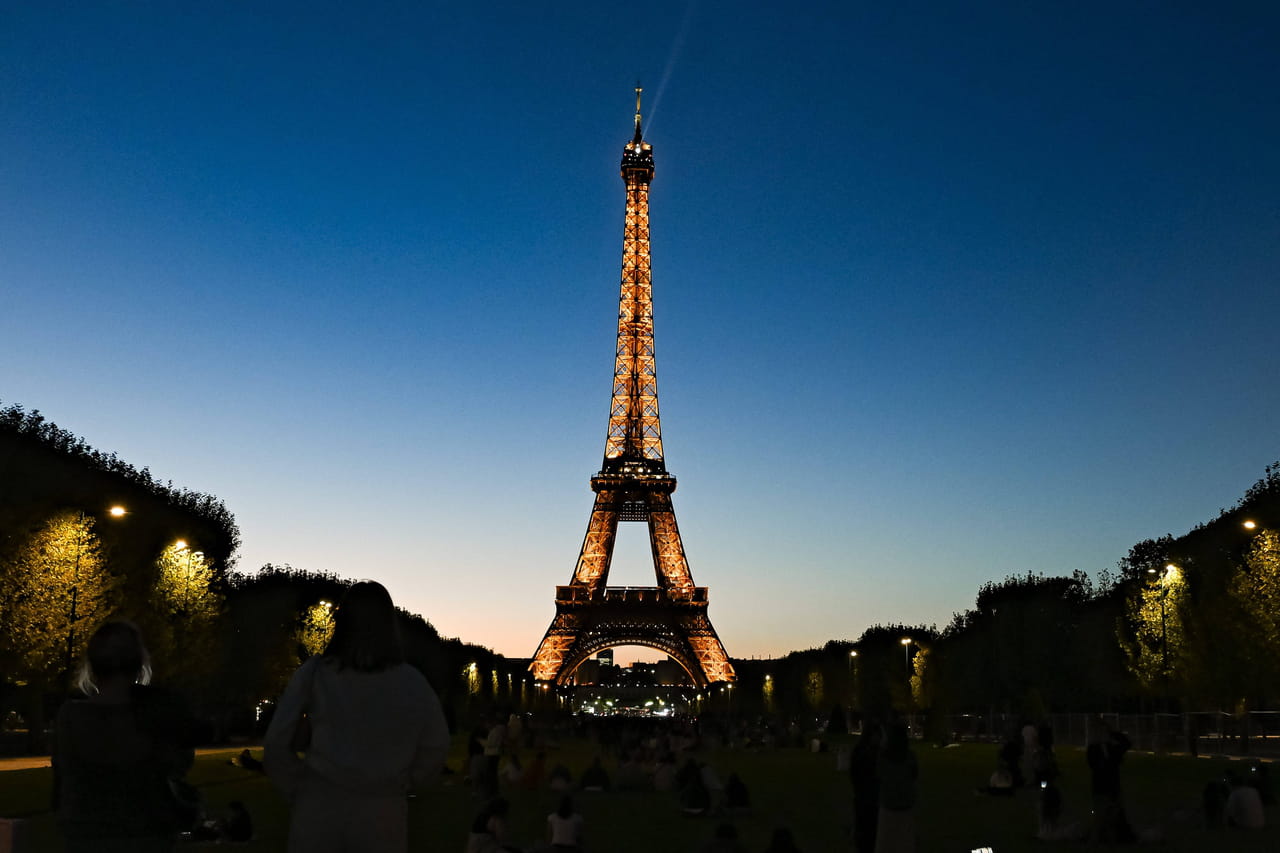 Drapeau palestinien sur la tour Eiffel : les images des illuminations qui divisent