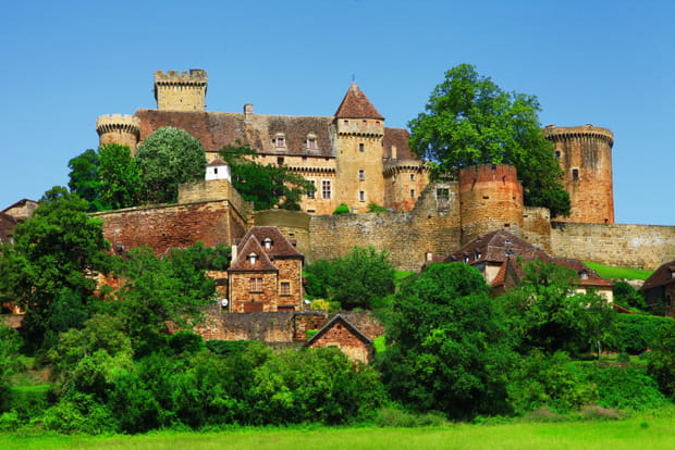 Le château de Castelnau-Bretenoux, un vaisseau rouge qui domine la vallée de la Dordogne