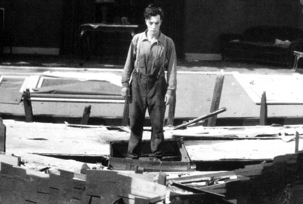 Buster Keaton passe à travers une maison