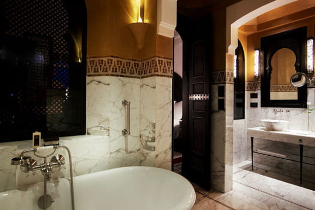 Marbre et dorure dans la salle de bain