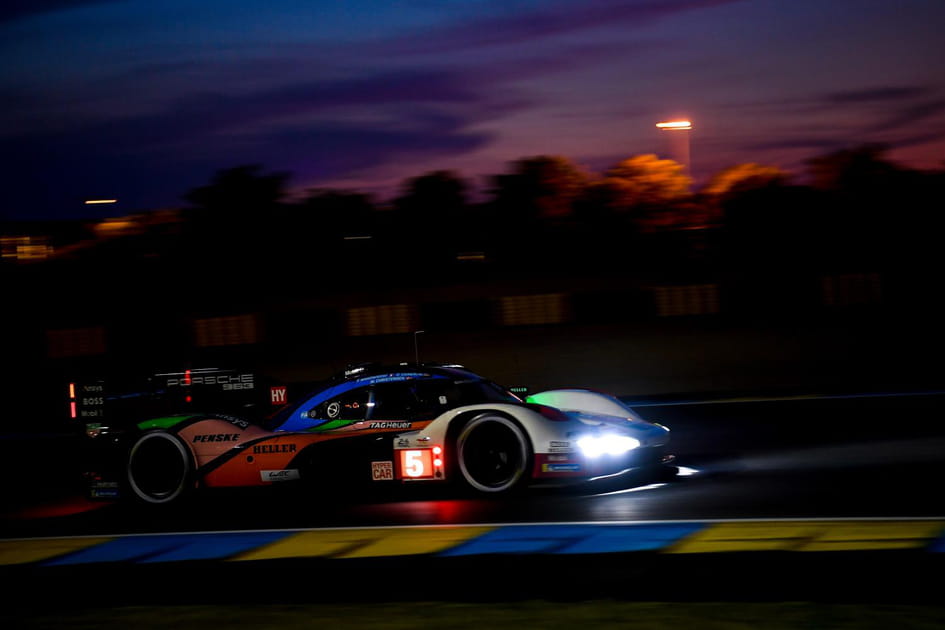 Une Porsche dans la nuit