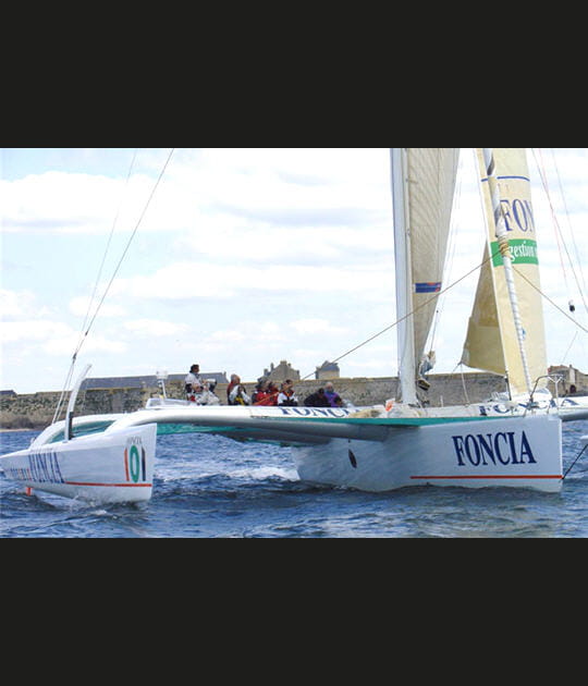 Naviguer &agrave; bord d'un trimaran de course