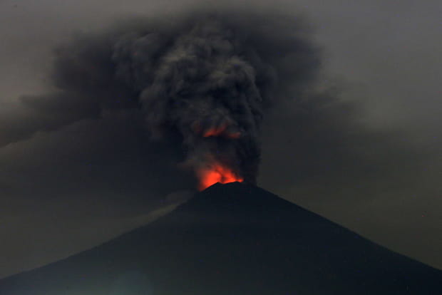 Le mont Agung en éruption