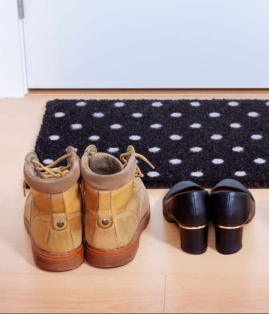 Le paillasson, avec tous les r&eacute;sidus des chaussures