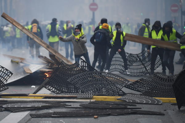 "Gilets jaunes": tensions persistantes à Paris 10990743