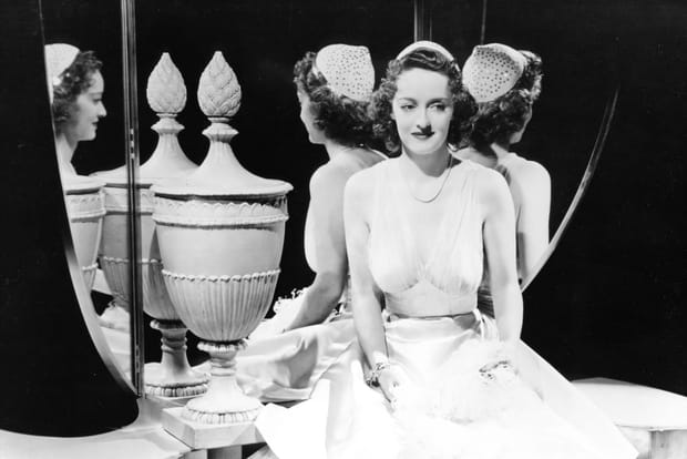 La taille de guêpe de Bette Davis