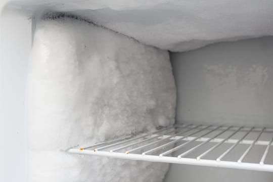 Cette astuce du papier aluminium est g&eacute;niale&nbsp;: elle supprime la glace du cong&eacute;lateur en un rien de temps