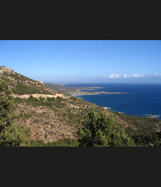 Roccapina et ses falaises dress&eacute;es face &agrave; la mer