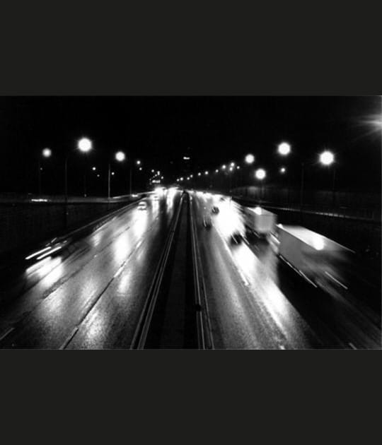 Jeux de lumi&egrave;re sur une autoroute