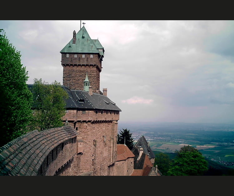 Le ch&acirc;teau du Haut-Koenigsbourg, dress&eacute; sur un &eacute;peron rocheux