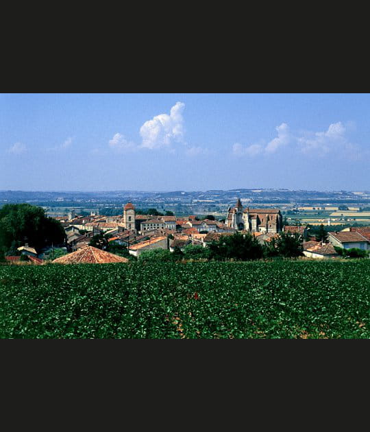 Auvillar, un village berc&eacute; par la Garonne